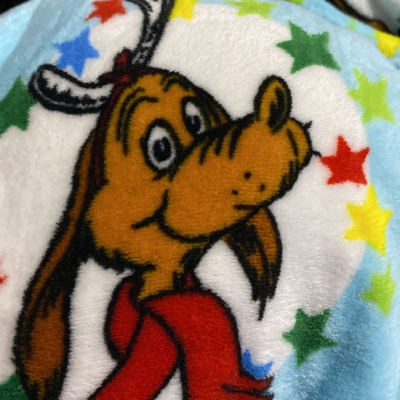 The Grinch & Max Christmas Oversized Throw Blanket Sky Blue Size 60”x70” NWT - Picture 3 of 3